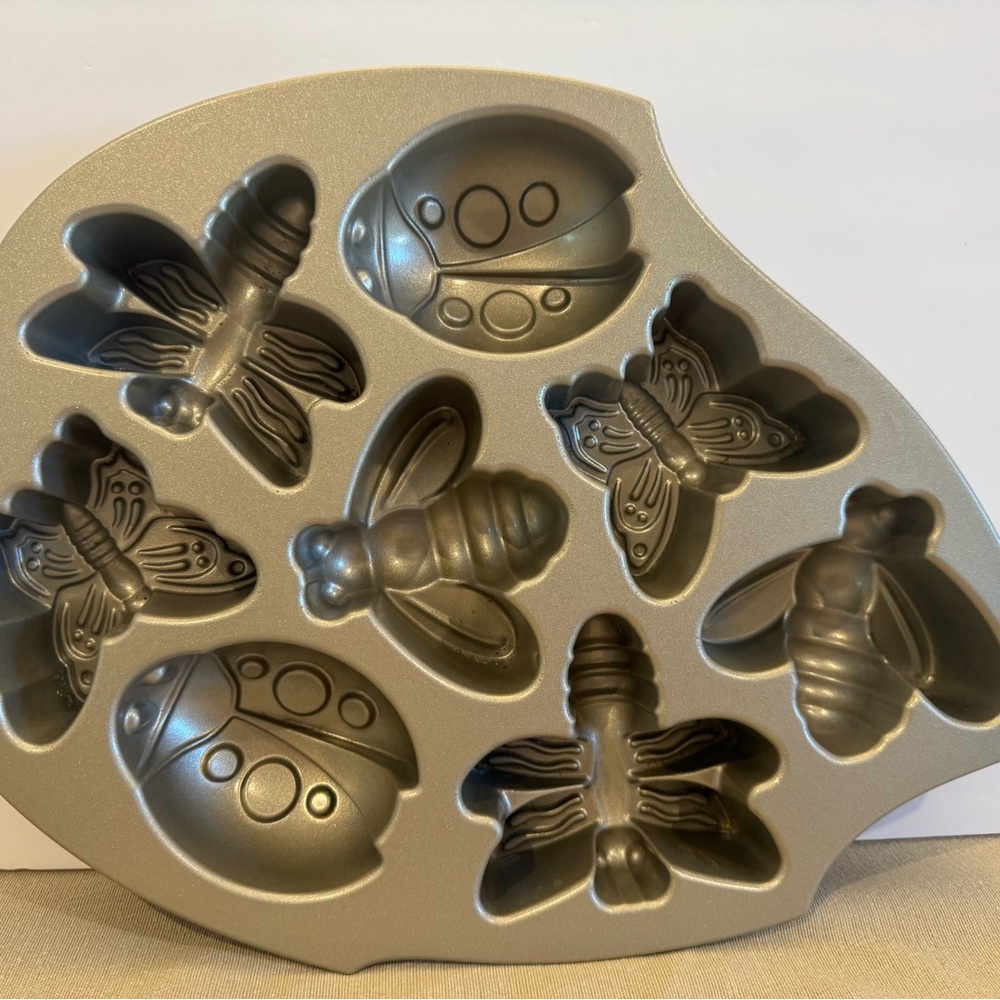 Nordic Ware Backyard Bugs Cakelet Cake Pan